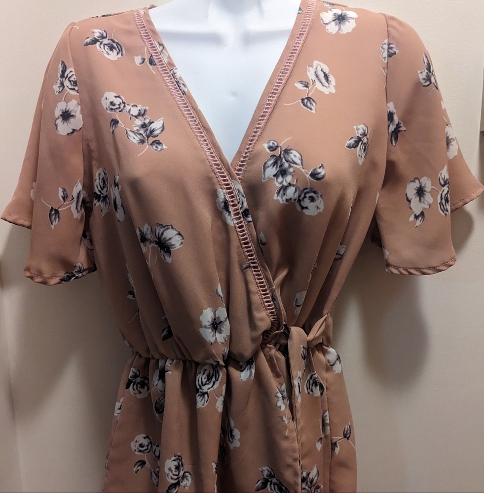 Sienna Sky XS light mauve floral short sleeved v neck blouse with side tie